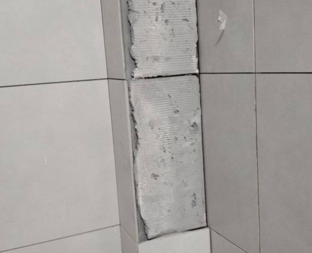 郸城瓷砖空鼓维修公司分享下瓷砖施工前基层浇水润湿程度不足，可能导致以下问题